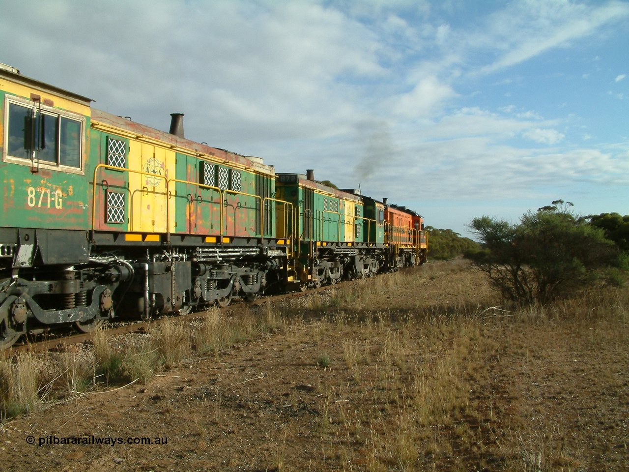 030409 081026
Warramboo, empty grain train powers away towards Kyancutta behind DA class DA 7 leading two 830 class units 872 and 871.
Keywords: 830-class;871;G3422-1;AE-Goodwin;ALCo;DL531;