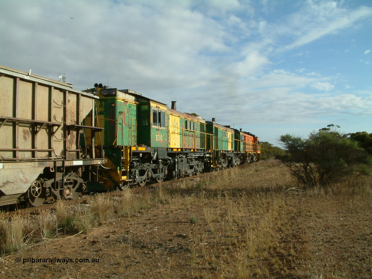 030409 081031
Warramboo, empty grain train powers away towards Kyancutta behind DA class DA 7 leading two 830 class units 872 and 871.
Keywords: 830-class;871;G3422-1;AE-Goodwin;ALCo;DL531;