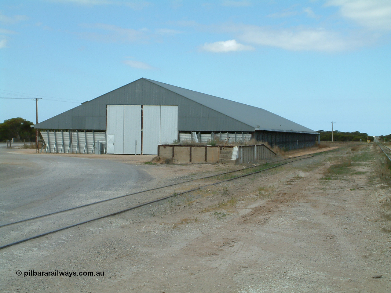 030409 124454
Rudall, horizontal grain bunker with loading ramp in front, crane has been removed.
