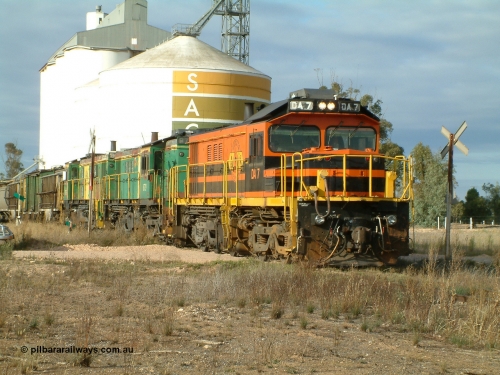 030409 080908
Warramboo, empty grain departs following a crew change. Rebuild unit DA 7 in Australian Southern orange and black livery leads a pair of AE Goodwin built ALCo model DL531 830 class units 872 and 871, the SACBH concrete silo and Ascom silo complexes behind it.
Keywords: DA-class;DA7;83713;Port-Augusta-WS;ALCo;DL531G/1;48-class;4813;rebuild;