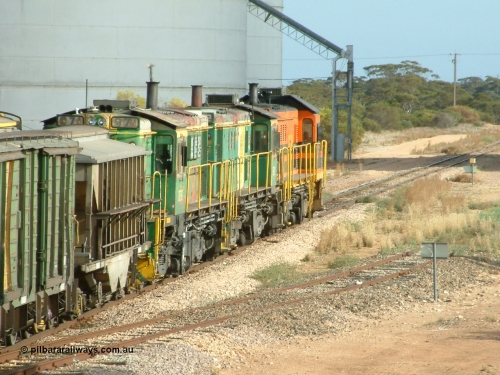 030409 084552
Kyancutta, empty grain train runs through the yard behind rebuild DA class unit DA 7 in Australian Southern orange and black livery leading a pair of AE Goodwin built ALCo model DL531 830 class units 872 and 871 with a string of grain waggons.
Keywords: 830-class;871;AE-Goodwin;ALCo;DL531;G3422-1;