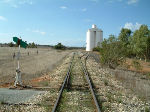 030409 150340
Ungarra, yard overview looking north from the south end, horizontal grain bunker on the left, with goods and grain siding on the right with the concrete silo complex.
