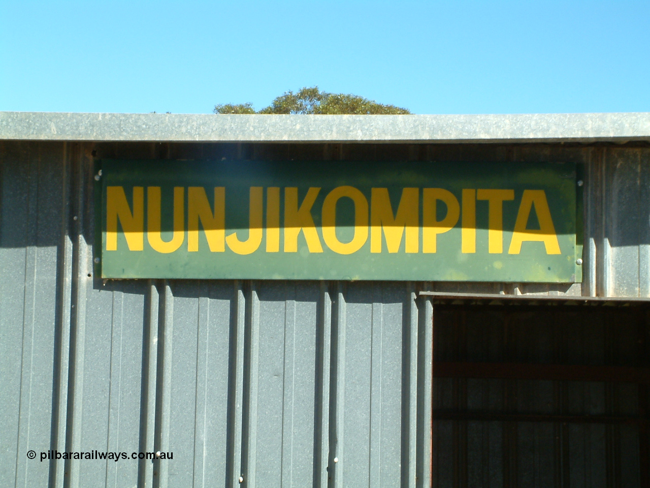 030411 141355
Nunjikompita, aboriginal word for 'burnt hair', station sign attached to shelter shed.
