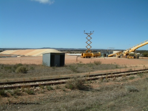 030411 105119
Kimba Grain Bunker site, overview of arrangement. Former Cortlinye shelter placed for crew, lighting tower for night time operation and the yellow auger goes to the over rail loadout bin.
