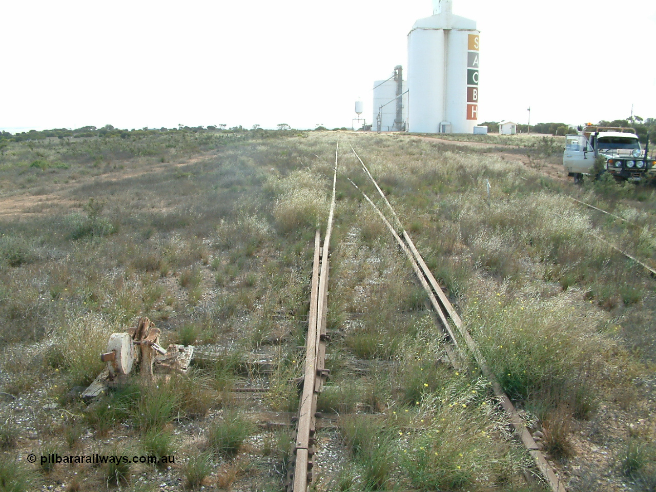 030414 154516
Penong , goods loop off to the left, grain loop on the right in the grass. Concrete silo block 2 with newer Ascom style complex behind that as Block 1.

