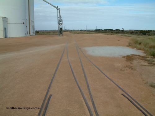 030414 154120
Penong, yard view looking east along the grain loop with concrete silo block 2 on the left and the crossover from the main to the loop coming in from the right. Station shelter is in the distance on the right.
