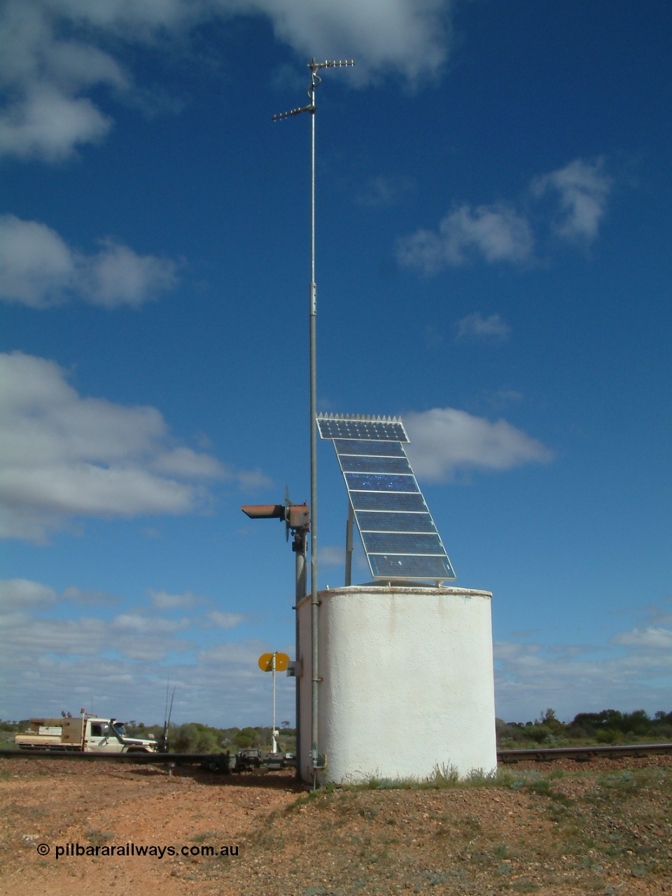 030415 135257
Kingoonya, located at the 426.5 km on the Trans Australian Railway, interlocking hut with solar panel, searchlight signal and local indicator. Eastern end looking south. [url=https://goo.gl/maps/7TMcikXj33EqWvyCA]GeoData location[/url].
