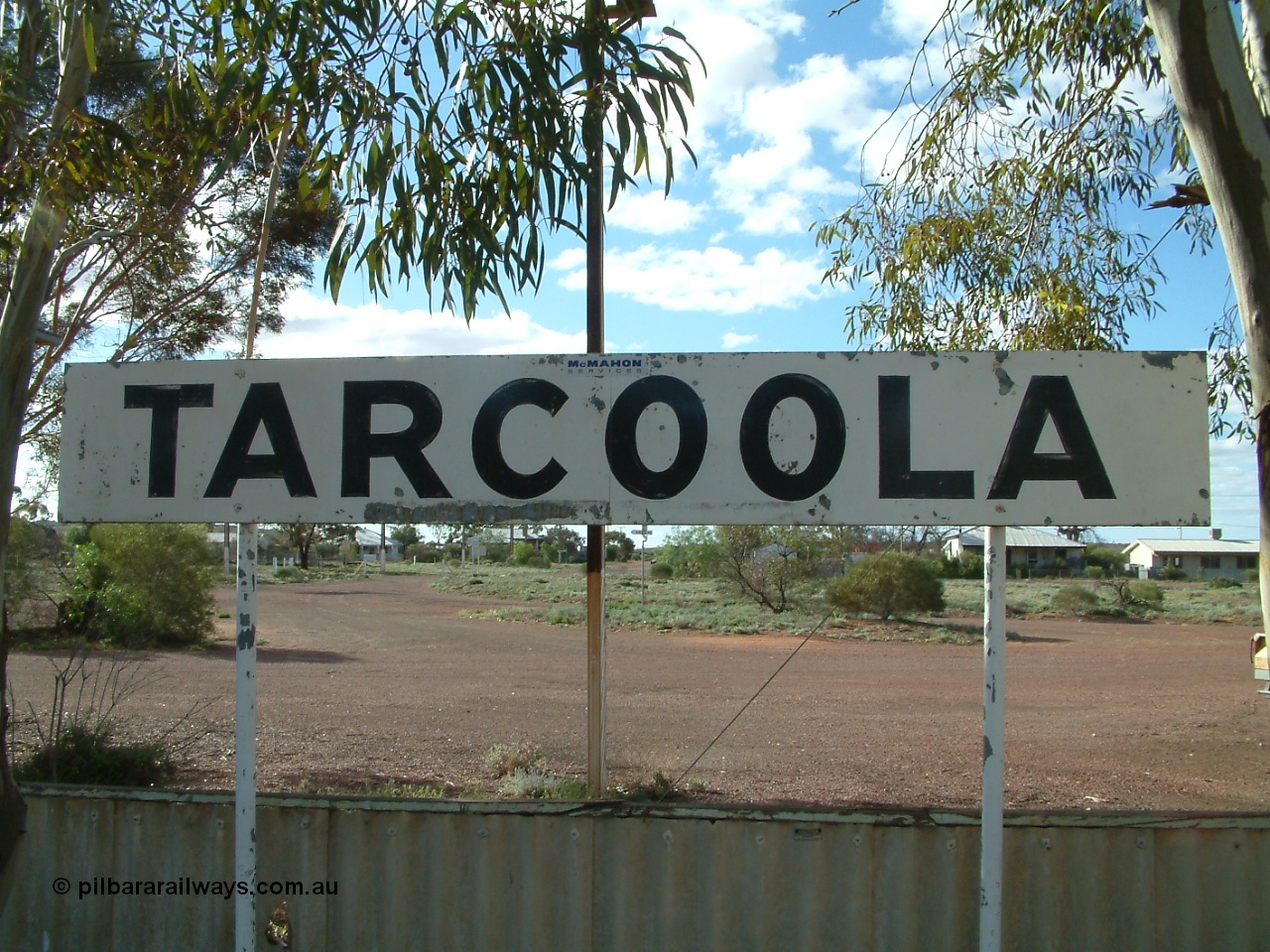 030415 160138
Tarcoola, station nameboard original style, is the junction for the TAR and CAR railways situated 504.5 km from the 0 km datum at Coonamia. [url=https://goo.gl/maps/bJyV81LpHFFg7PGs7]GeoData location[/url]. 15th April 2003.

