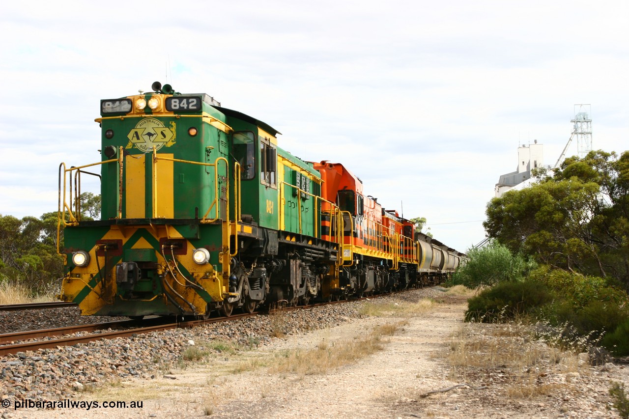 060108 2062
Lock, grain train being loaded by former SAR 830 class unit 842, built by AE Goodwin ALCo model DL531 serial 84140 in 1962, originally on broad gauge, transferred to Eyre Peninsula in October 1987 and, 1204 and sister 851.
Keywords: 830-class;842;84140;AE-Goodwin;ALCo;DL531;
