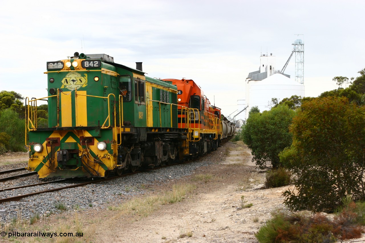 060108 2073
Lock, grain train being loaded by former SAR 830 class unit 842, built by AE Goodwin ALCo model DL531 serial 84140 in 1962, originally on broad gauge, transferred to Eyre Peninsula in October 1987 and, 1204 and sister 851.
Keywords: 830-class;842;84140;AE-Goodwin;ALCo;DL531;