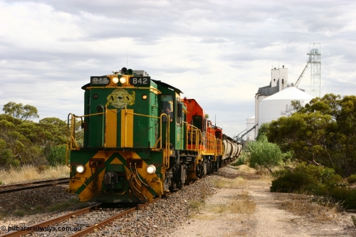 060108 2068
Lock, grain train being loaded by former SAR 830 class unit 842, built by AE Goodwin ALCo model DL531 serial 84140 in 1962, originally on broad gauge, transferred to Eyre Peninsula in October 1987 and, 1204 and sister 851.
Keywords: 830-class;842;AE-Goodwin;ALCo;DL531;84140;
