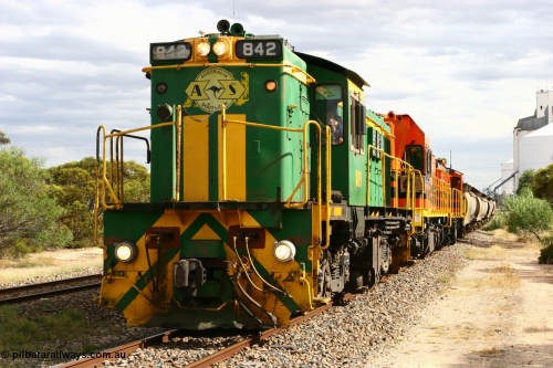 060108 2070
Lock, grain train being loaded by former SAR 830 class unit 842, built by AE Goodwin ALCo model DL531 serial 84140 in 1962, originally on broad gauge, transferred to Eyre Peninsula in October 1987 and, 1204 and sister 851.
Keywords: 830-class;842;AE-Goodwin;ALCo;DL531;84140;