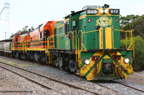 060108 2074
Lock, grain train being loaded by former SAR 830 class unit 842, built by AE Goodwin ALCo model DL531 serial 84140 in 1962, originally on broad gauge, transferred to Eyre Peninsula in October 1987 and, 1204 and sister 851.
Keywords: 830-class;842;AE-Goodwin;ALCo;DL531;84140;