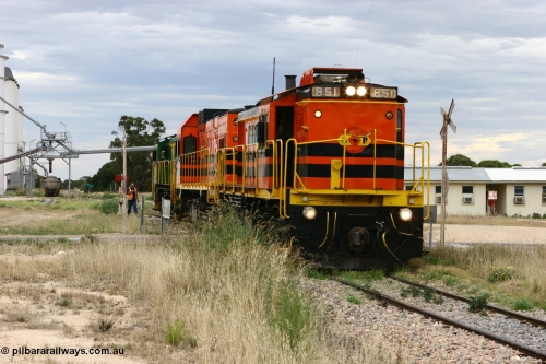 060108 2083
Lock, engines run around the consist to complete loading, 830 class unit 851 AE Goodwin built ALCo DL531 model serial 84137 repainted into Australian Railroad Group livery, 1200 class unit 1204 and 830 class 842.
Keywords: 830-class;851;AE-Goodwin;ALCo;DL531;84137;