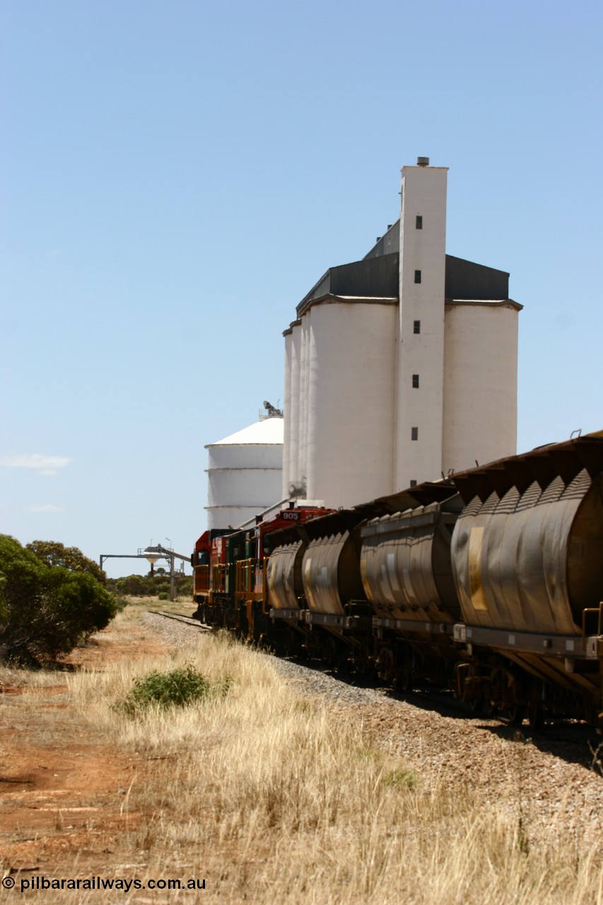 060111 2286
Murdinga, empty grain train running through the station with the grain silos and loadout spout. 11th January 2006.
