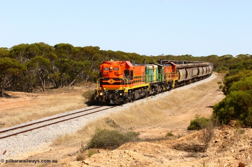 060111 2317
Nantuma, Clyde Engineering built EMD G12C model loco 1203 serial 65-427 leads two ALCo units 850 and 905 as they round the bend just north of the old station site at the 183 km. Their next shunt will be Warramboo. 11th January 2006.
Keywords: 1200-class;1203;Clyde-Engineering-Granville-NSW;EMD;G12C;65-427;A-class;A1513;