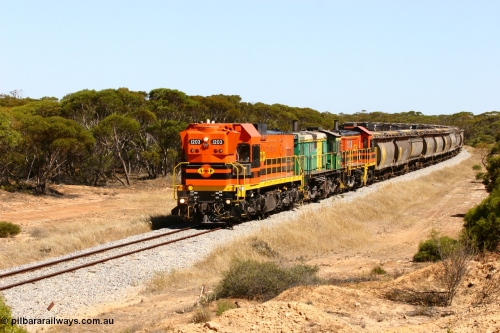 060111 2319
Nantuma, Clyde Engineering built EMD G12C model loco 1203 serial 65-427 leads two ALCo units 850 and 905 as they round the bend just north of the old station site at the 183 km. Their next shunt will be Warramboo. 11th January 2006.
Keywords: 1200-class;1203;Clyde-Engineering-Granville-NSW;EMD;G12C;65-427;A-class;A1513;