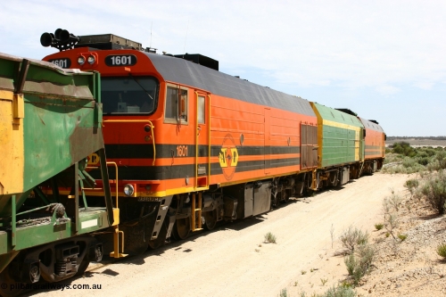 060113 2489
Kevin, the triple NJ-1600 class combination of 1604, NJ 3 and 1601 pull the empty gypsum train 6DD3 along the Penong line prior to reversing around the triangle. January 13, 2006.
Keywords: 1600-class;1601;Clyde-Engineering-Granville-NSW;EMD;JL22C;71-728;NJ-class;NJ1;