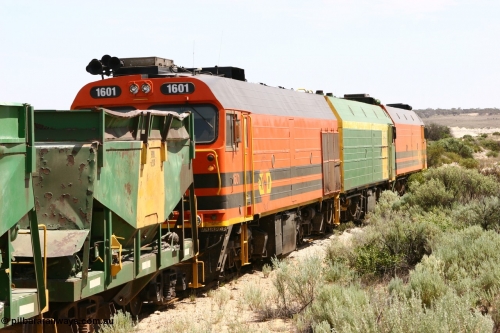 060113 2494
Kevin, the triple NJ-1600 class combination of 1604, NJ 3 and 1601 pull the empty gypsum train 6DD3 along the Penong line prior to reversing around the triangle. January 13, 2006.
Keywords: 1600-class;1601;Clyde-Engineering-Granville-NSW;EMD;JL22C;71-728;NJ-class;NJ1;