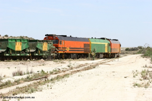 060113 2506
Kevin, empty train 6DD3 shunts back onto the triangle leg with the end of the goods siding visible on the right. January 13, 2006.
Keywords: 1600-class;1601;Clyde-Engineering-Granville-NSW;EMD;JL22C;71-728;NJ-class;NJ1;