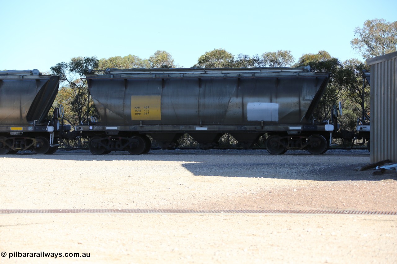 130703 0143
Murdinga, bogie grain hopper waggon HAN 40, one of sixty eight units built by South Australian Railways Islington Workshops between 1969 and 1973 as the HAN type for the Eyre Peninsula system.
Keywords: HAN-type;HAN40;1969-73/68-40;SAR-Islington-WS;