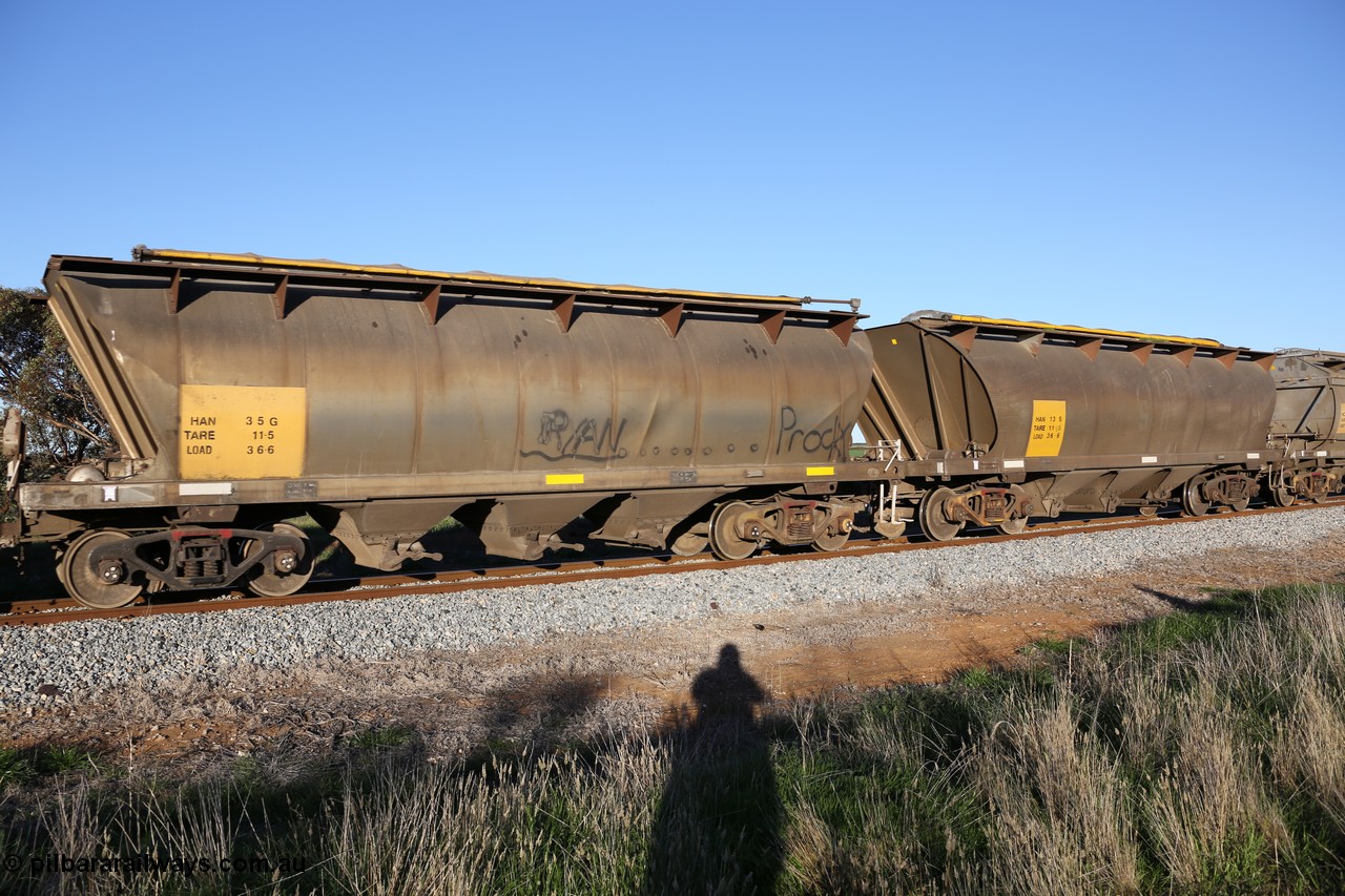 130703 0272
Kaldow, HAN type bogie grain hopper waggon HAN 35, one of sixty eight units built by South Australian Railways Islington Workshops between 1969 and 1973 as the HAN type for the Eyre Peninsula system.
Keywords: HAN-type;HAN35;1969-73/68-35;SAR-Islington-WS;