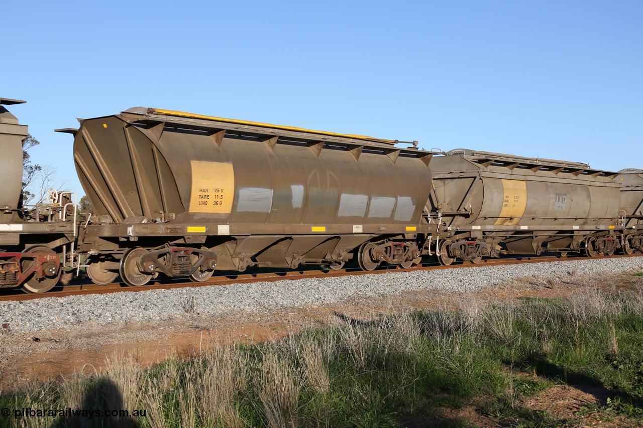 130703 0282
Kaldow, HAN type bogie grain hopper waggon HAN 25, one of sixty eight units built by South Australian Railways Islington Workshops between 1969 and 1973 as the HAN type for the Eyre Peninsula system.
Keywords: HAN-type;HAN25;1969-73/68-25;SAR-Islington-WS;