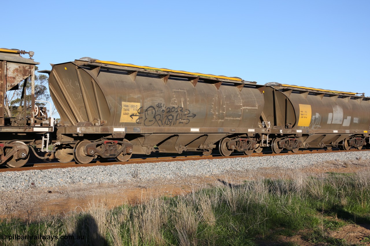 130703 0285
Kaldow, HAN type bogie grain hopper waggon HAN 32, one of sixty eight units built by South Australian Railways Islington Workshops between 1969 and 1973 as the HAN type for the Eyre Peninsula system.
Keywords: HAN-type;HAN32;1969-73/68-32;SAR-Islington-WS;
