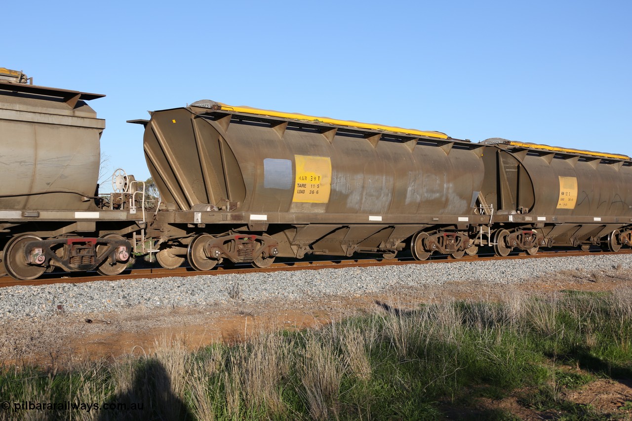 130703 0288
Kaldow, HAN type bogie grain hopper waggon HAN 39, one of sixty eight units built by South Australian Railways Islington Workshops between 1969 and 1973 as the HAN type for the Eyre Peninsula system.
Keywords: HAN-type;HAN39;1969-73/68-39;SAR-Islington-WS;