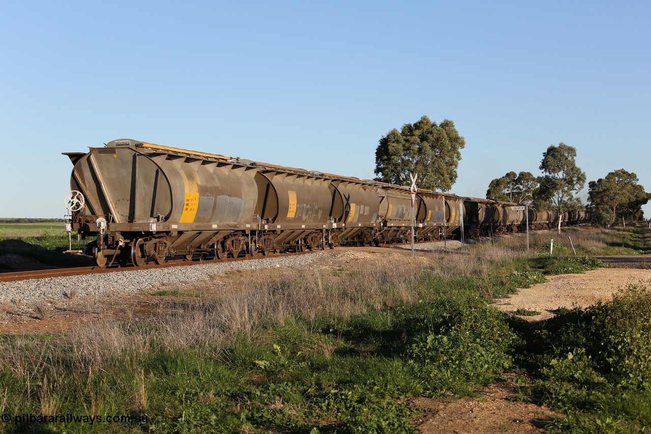 130703 0305
Kaldow, HAN type bogie grain hopper waggon HAN 61, one of sixty eight units built by South Australian Railways Islington Workshops between 1969 and 1973 as the HAN type for the Eyre Peninsula system.
Keywords: HAN-type;HAN61;1969-73/68-61;SAR-Islington-WS;