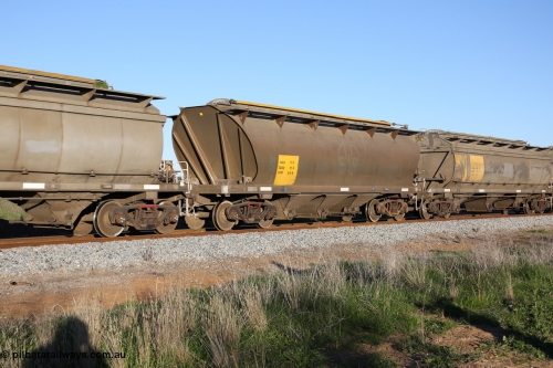 130703 0291
Kaldow, HAN type bogie grain hopper waggon HAN 9, one of sixty eight units built by South Australian Railways Islington Workshops between 1969 and 1973 as the HAN type for the Eyre Peninsula system.
Keywords: HAN-type;HAN9;1969-73/68-9;SAR-Islington-WS;