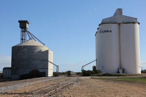 130704 0405
Kyancutta, yard overview looking north with the Ascom silo complex of the left, Mallee shelter visible in the shadow, the 'new' grain loop added in 1970, mainline with loaded grain waggons, the original good siding and the concrete eight cell silo complex. July 4, 2006.
