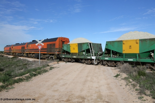 130708 0813
Moule, [url=https://goo.gl/maps/SWBMW]Mewett Rd grade crossing, 470.1 km[/url].
