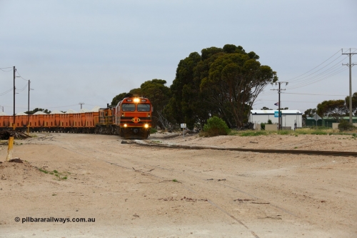 161109 1966
Thevenard, train 4DD4 enters the yard behind Genesee & Wyoming locomotives Clyde Engineering EMD model JL22C unit 1601 serial 71-728 and 1603 serial 71-730 as they negotiate the yard to the GRA siding balloon for unloading.
Keywords: 1600-class;1601;Clyde-Engineering-Granville-NSW;EMD;JL22C;71-728;NJ-class;NJ1;