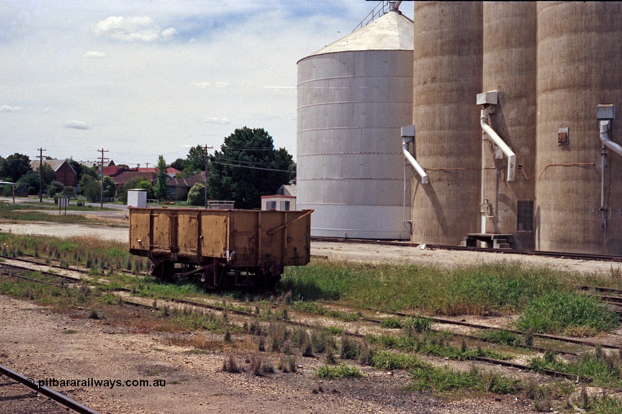 100-21
Rutherglen yard, yellow GY type four wheel open waggon, Williamstown silo complex with steel annex, loading spouts.
Keywords: GY-type;fixed-wheel-waggon;