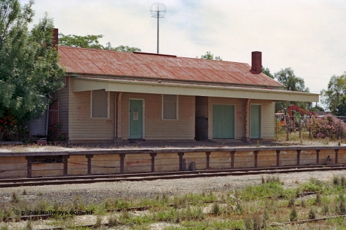 100-23
Rutherglen station building overview and platform, signal wires can be seen exiting the platform front, yard overgrown, disused.
