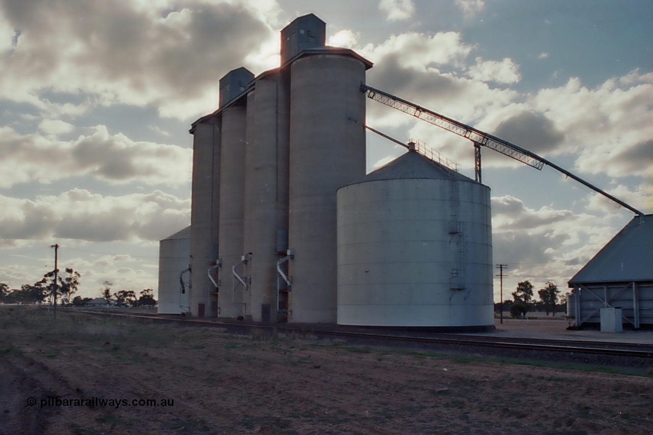 101-29
Litchfield, Geelong style silos complex with steel annexes and horizontal grain bunker, overview, rail side.
