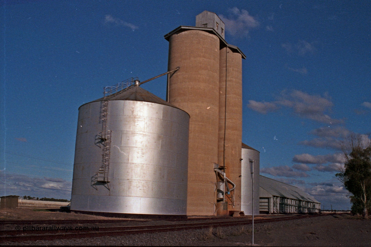 101-32
Massey, Geelong style silos complex with steel annexes and horizontal grain bunker, complex overview rail side.
