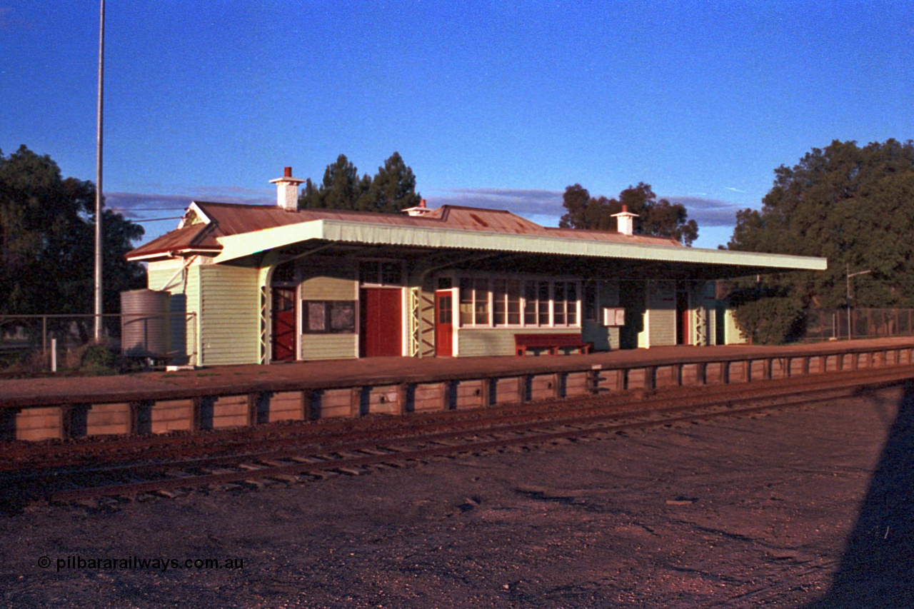 102-09
Woomelang station building overview.
