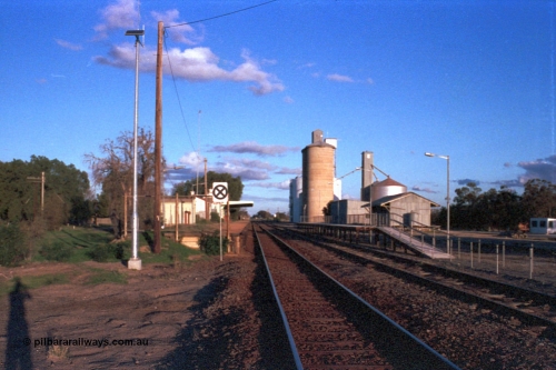 102-08
Woomelang station yard overview, original platform on left is for up trains, platform at right on No. 2 Rd looks new and is for down trains, looking south, Geelong style and new and old style Ascom silo complexes and goods and super phosphate sheds in distance.
