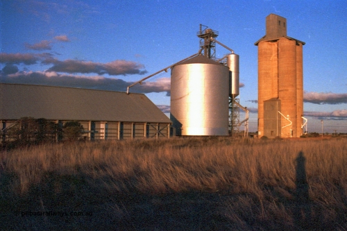 102-11
Gama, Geelong style and Ascom silo complex with horizontal grain bunker, overview, track side.
