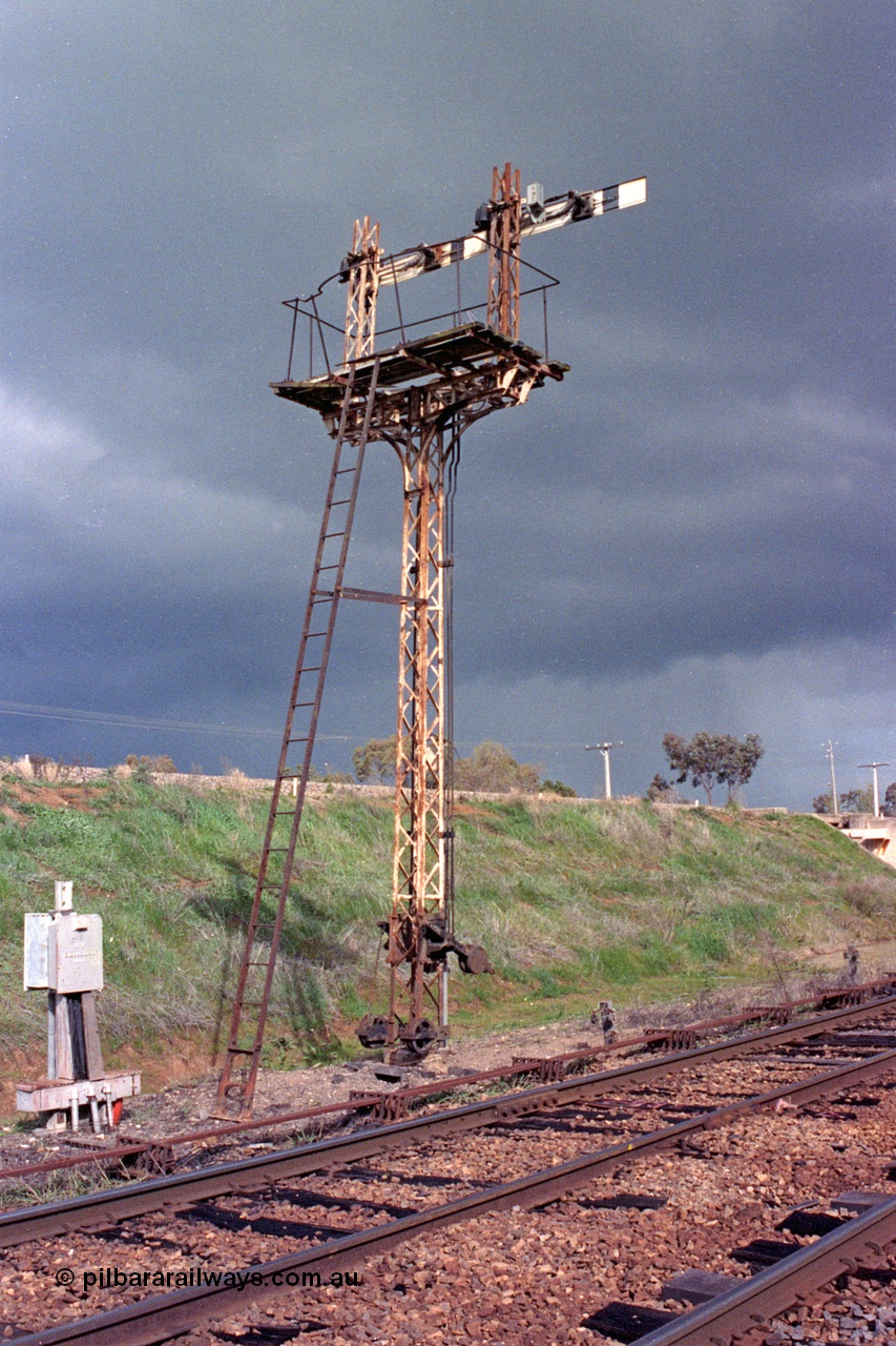 103-09
Springhurst, semaphore signal post 4 with the top of the dolls cut off and the signal for the Wahgunyah line, standard gauge flyover on bank, point rodding, looking south from No.2 Rd.
