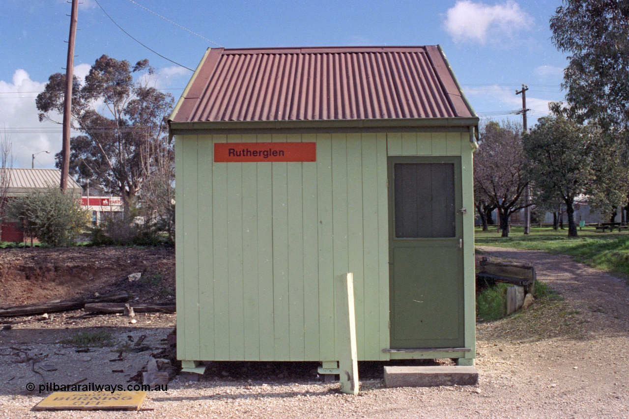 103-12
Rutherglen, portable station building, staff hut, front view.
