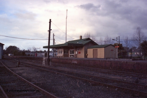 103-33
Euroa station overview, station building and platform, staff exchange platform at light post in middle of yard, looking north.
