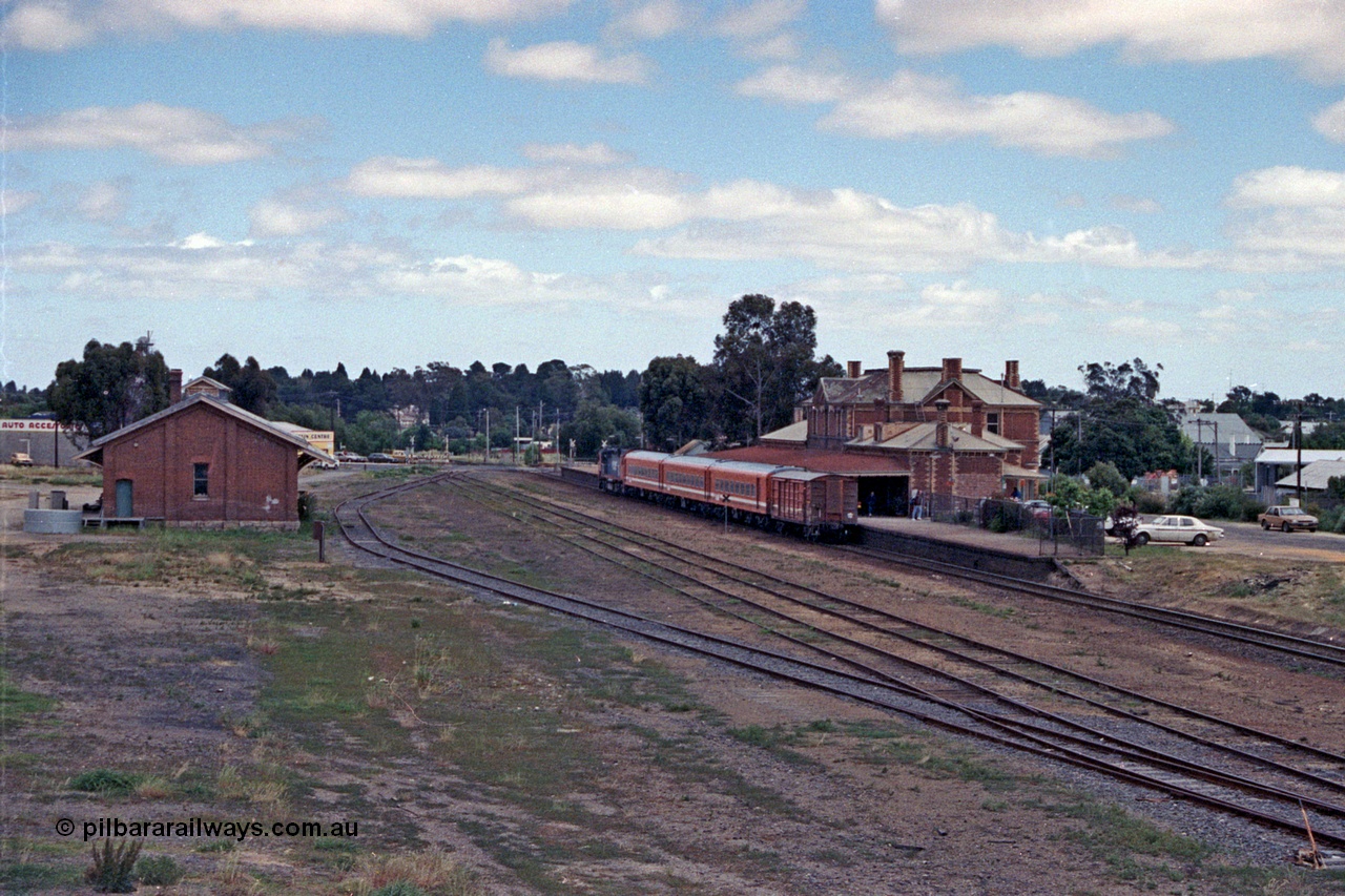 104-03
Stawell station yard overview, down V/Line Dimboola pass in platform, goods shed at left.
