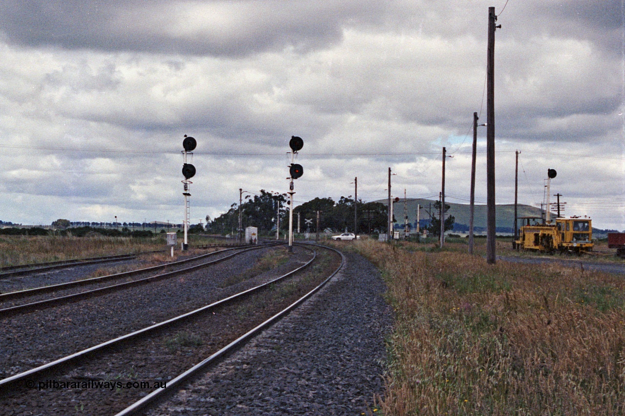 104-18
Wallan Loop, standard gauge searchlight signal post for up trains, far track is 'cripple road', broad gauge lines at far right, looking towards Melbourne.
