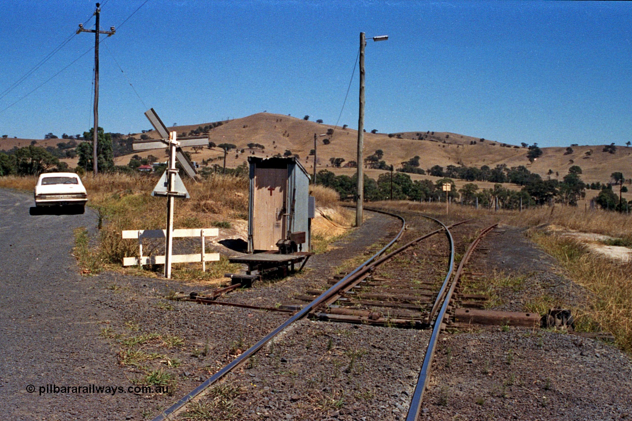 105-28
Kilmore East Apex Quarry siding train control phone and lever for catch points, quarry is behind camera, HK Holden.
Keywords: HK;Holden;General-Motors;