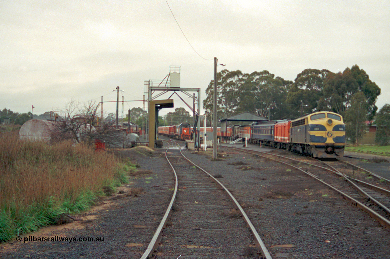 106-16
Seymour loco depot broad gauge fuel point and passenger train stabling yard, stabled trains in the background, B class in VR livery and P class locos.
Keywords: B-class;P-class;