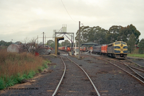 106-16
Seymour loco depot broad gauge fuel point and passenger train stabling yard, stabled trains in the background, B class in VR livery and P class locos.
Keywords: B-class;P-class;