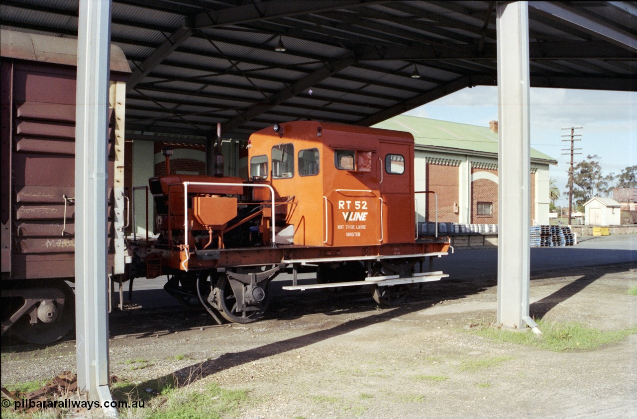 107-30
Echuca Freightgate canopy, V/Line broad gauge RT class rail tractor RT 52.
Keywords: RT-class;RT52;rail-tractor;